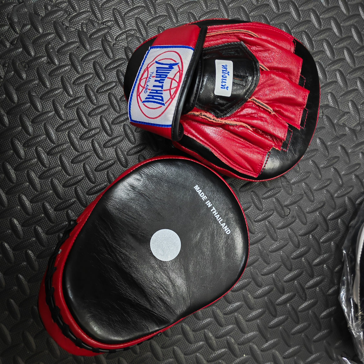 MUAYTHAI Leather Curve Punching Mitts