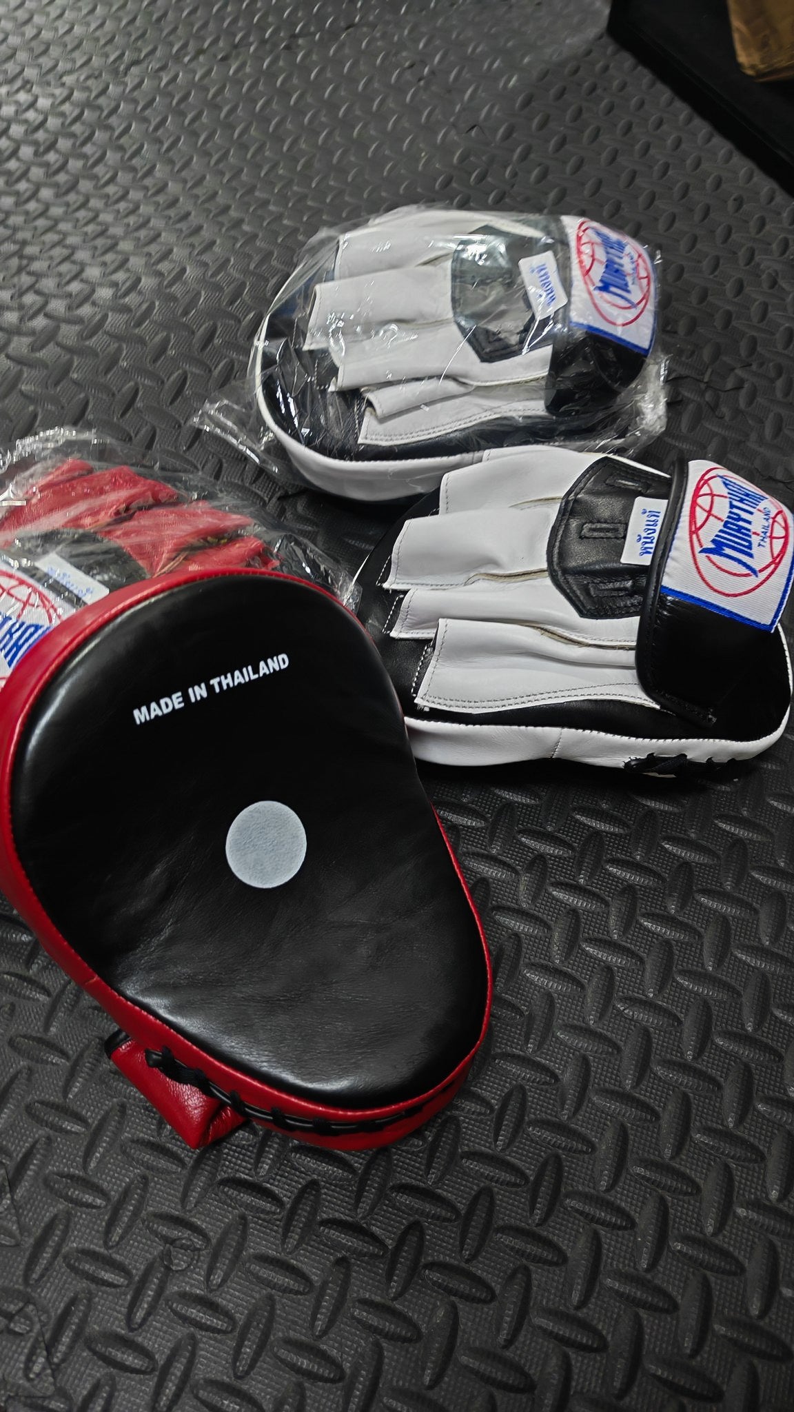 MUAYTHAI Leather Curve Punching Mitts