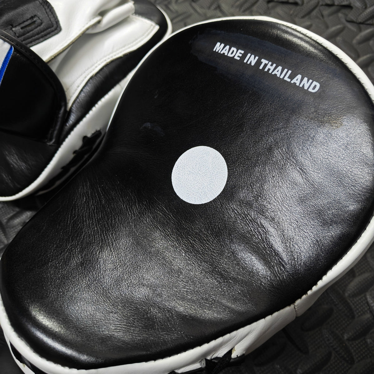 MUAYTHAI Leather Curve Punching Mitts