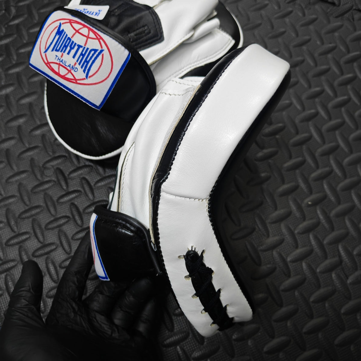 MUAYTHAI Leather Curve Punching Mitts