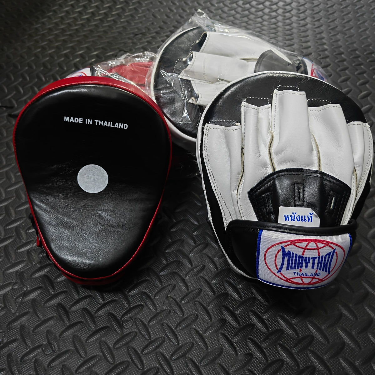 MUAYTHAI Leather Curve Punching Mitts