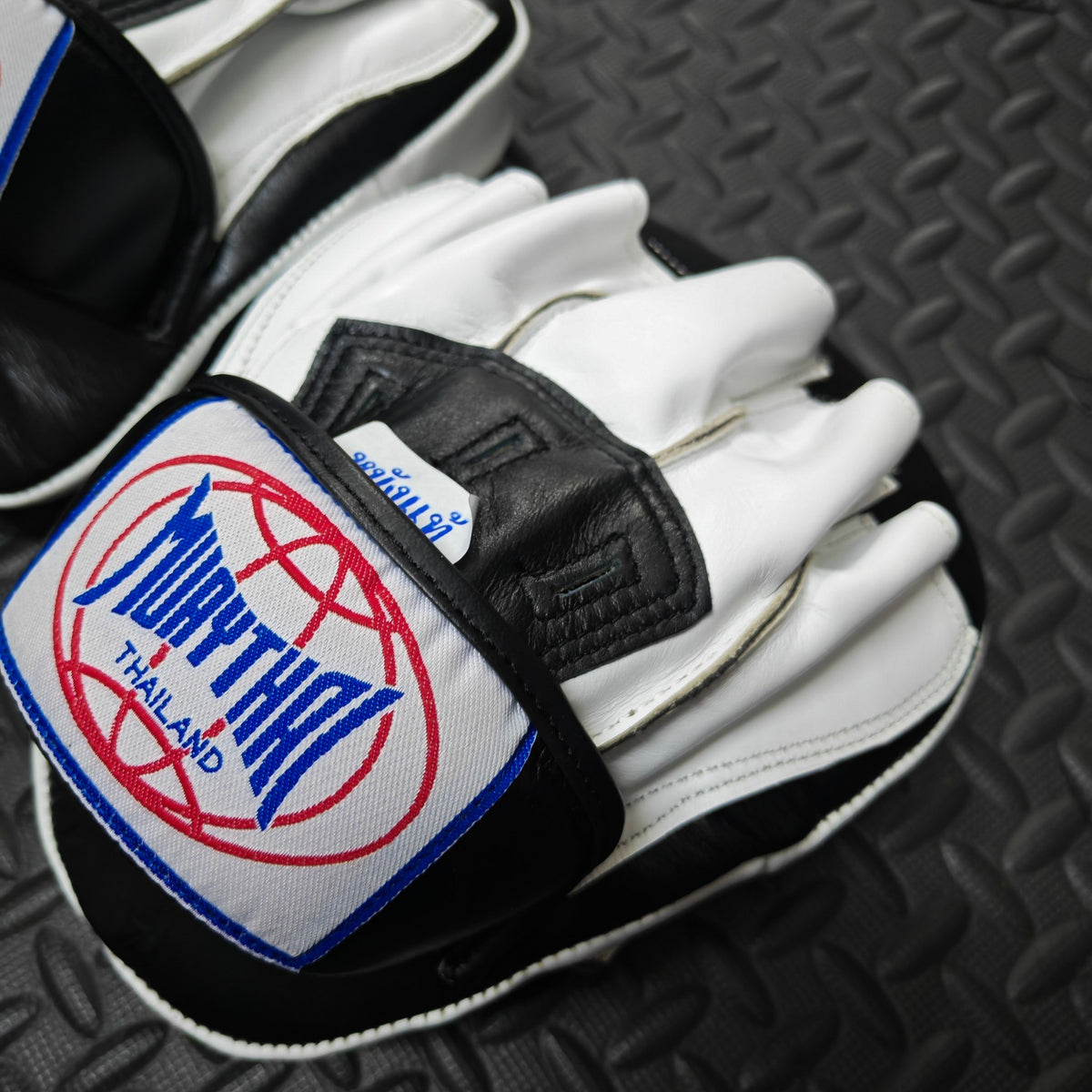 MUAYTHAI Leather Curve Punching Mitts