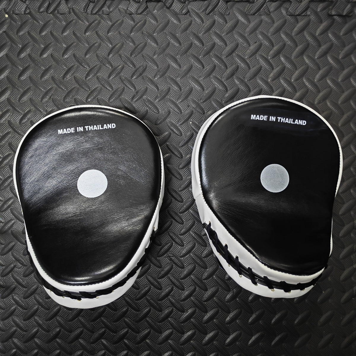 MUAYTHAI Leather Curve Punching Mitts