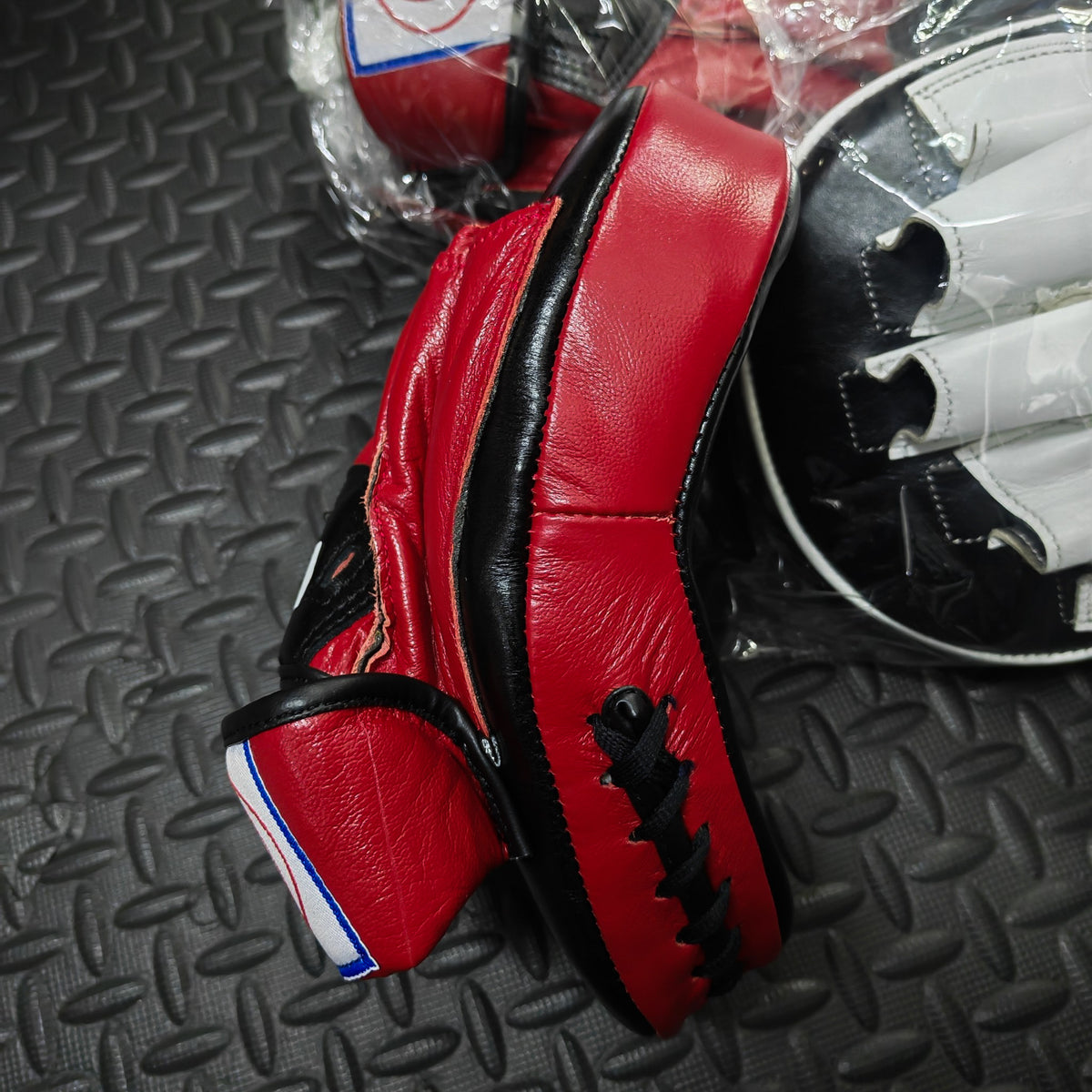 MUAYTHAI Leather Curve Punching Mitts